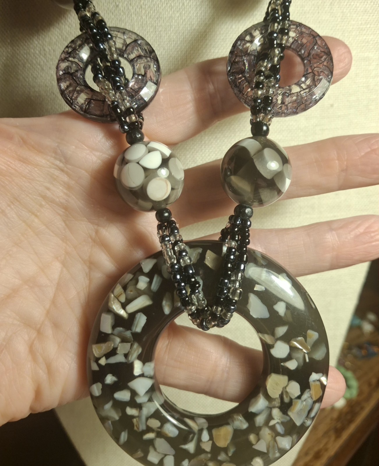 Pre-owned no brand pendant necklace with multi-beads, black, gray, white..MOP