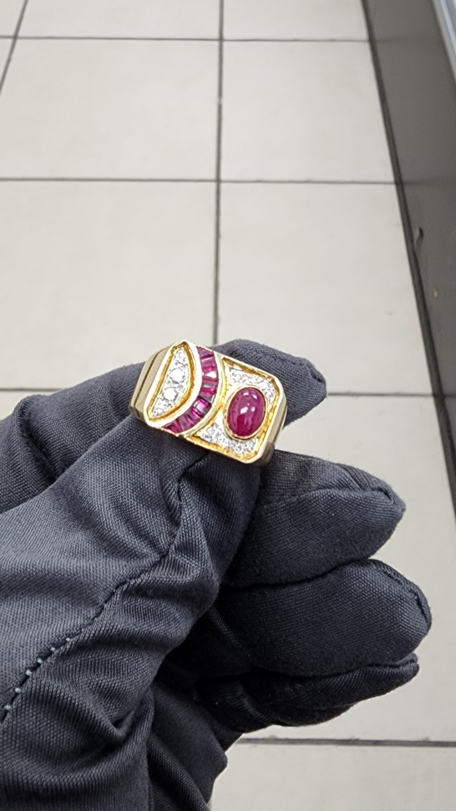 18kt Ring,Diamonds And Rubi,8.9 Grams,gabochon rubi,and calibrated rubis,Size10.