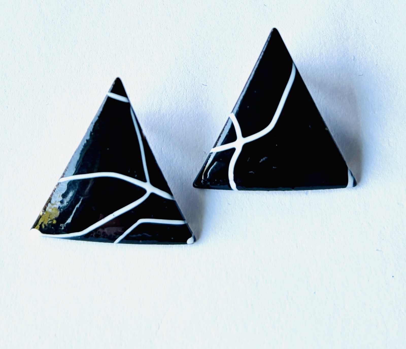 Vtg 1980s black triangle studs white crackle marble vein geometric new wave