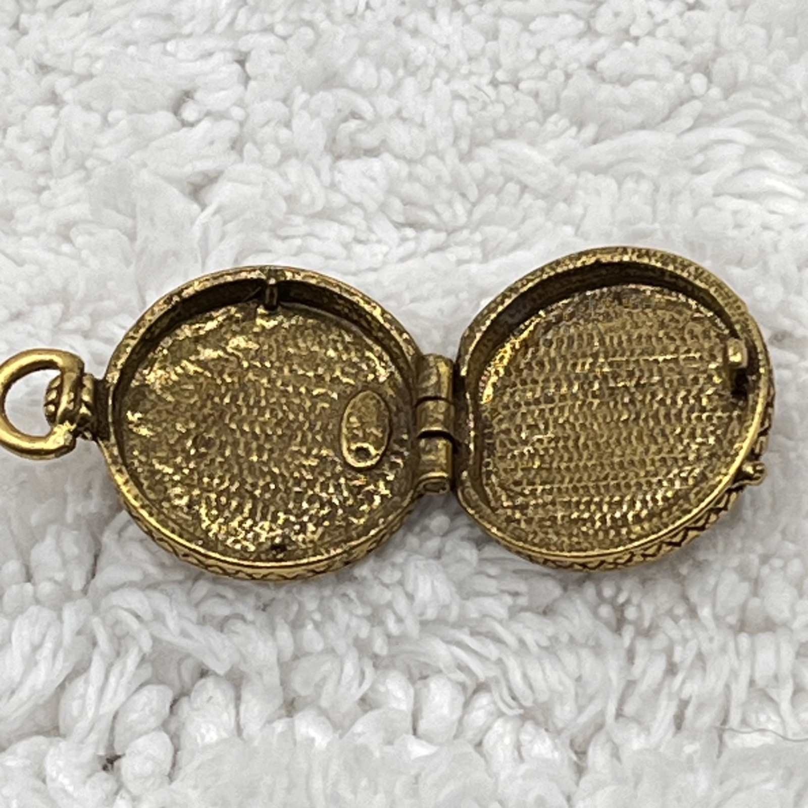 Vintage Locket Pendant Floral Flower Pill Trinket Box Gold Tone 1.5″