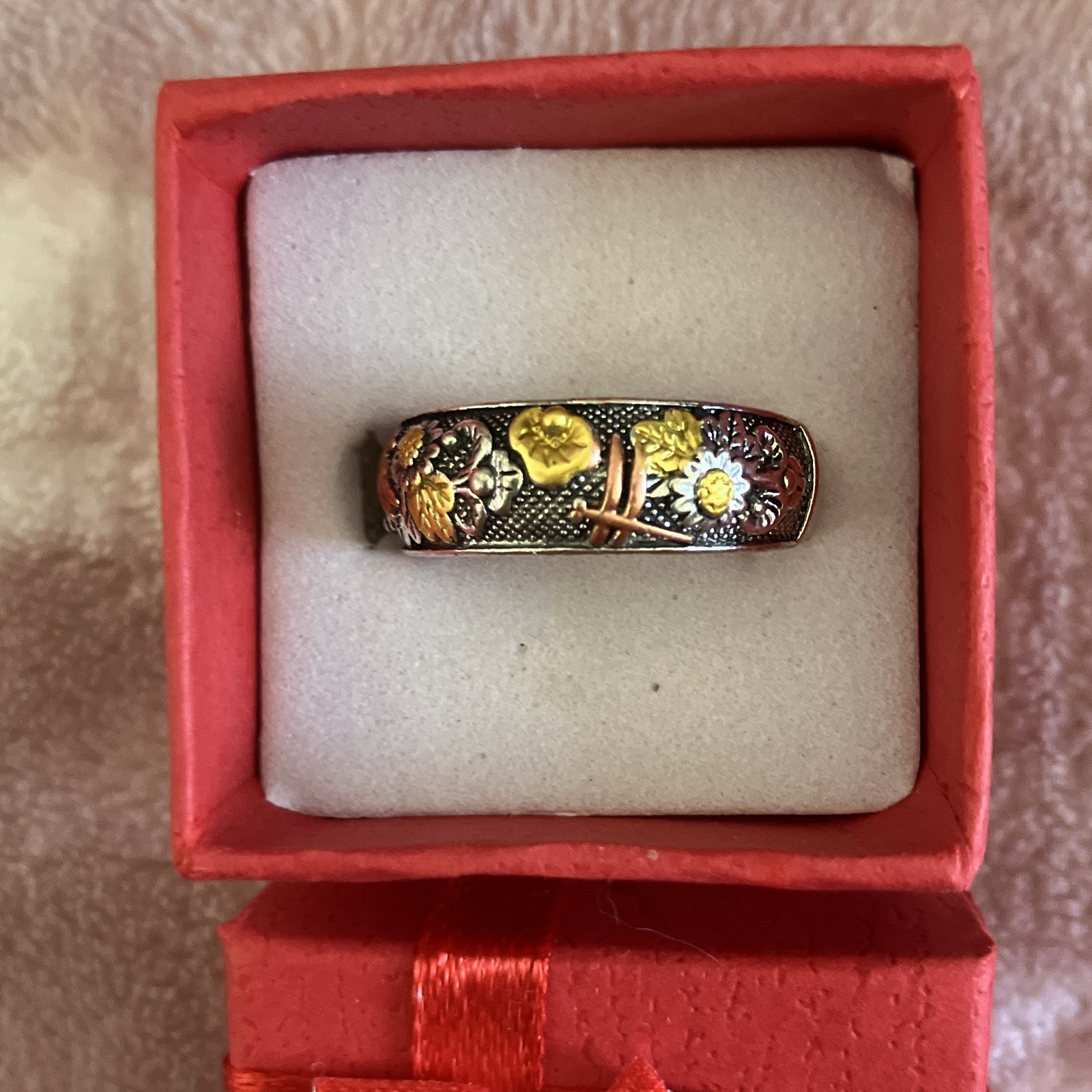 This dragonfly & sunflower ring has a 3 tone design: silver, gold, & rose gold