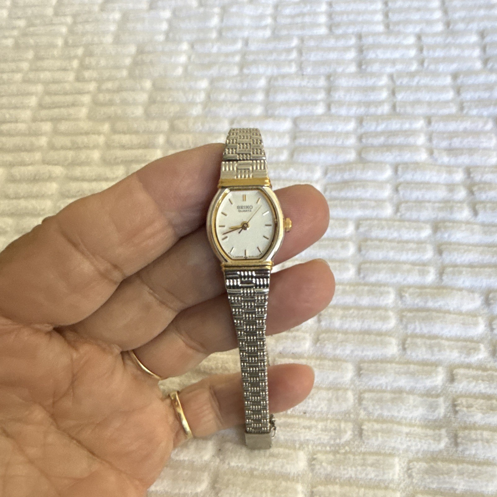 Seiko Quartz Vintage Women’s Oval Two-Tone Bracelet Watch White Dial