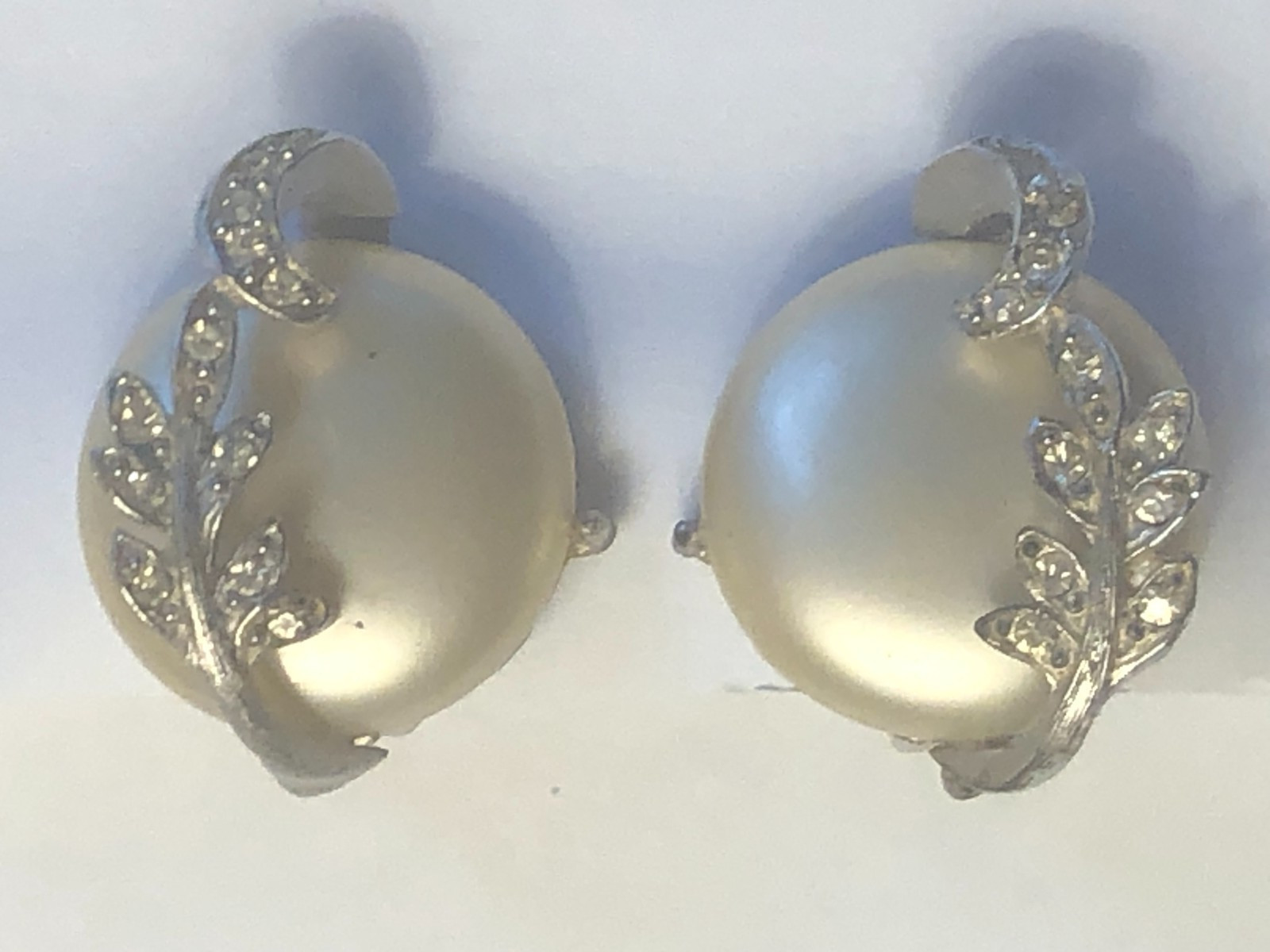 VINTAGE 50s JUDY LEE PEARL WAFER MOON & RHINESTONE FLOWER VINE CLIP-ON EARRINGS