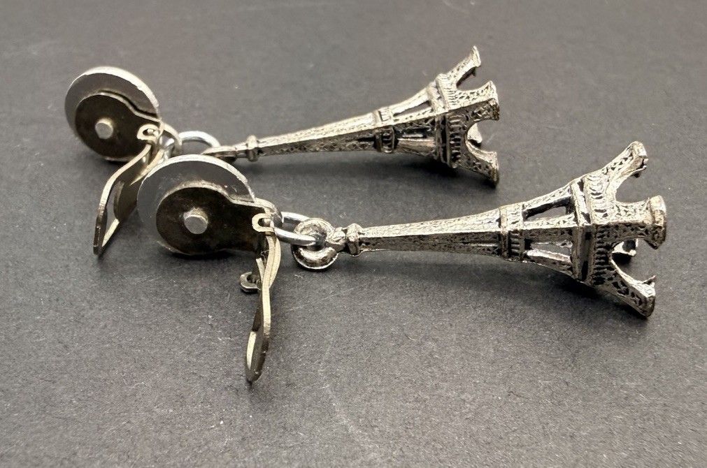 Vintage Eiffel Tower Dangle Clip Earrings Silver Tone Paris Travel Souvenir P4