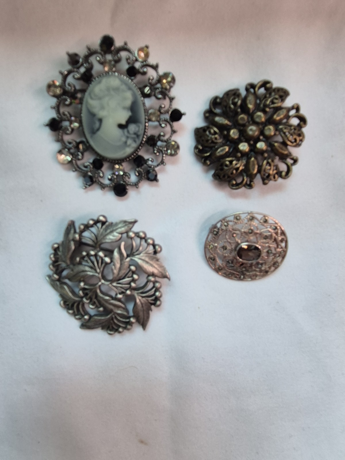Vintage Brooches Lot Of Four