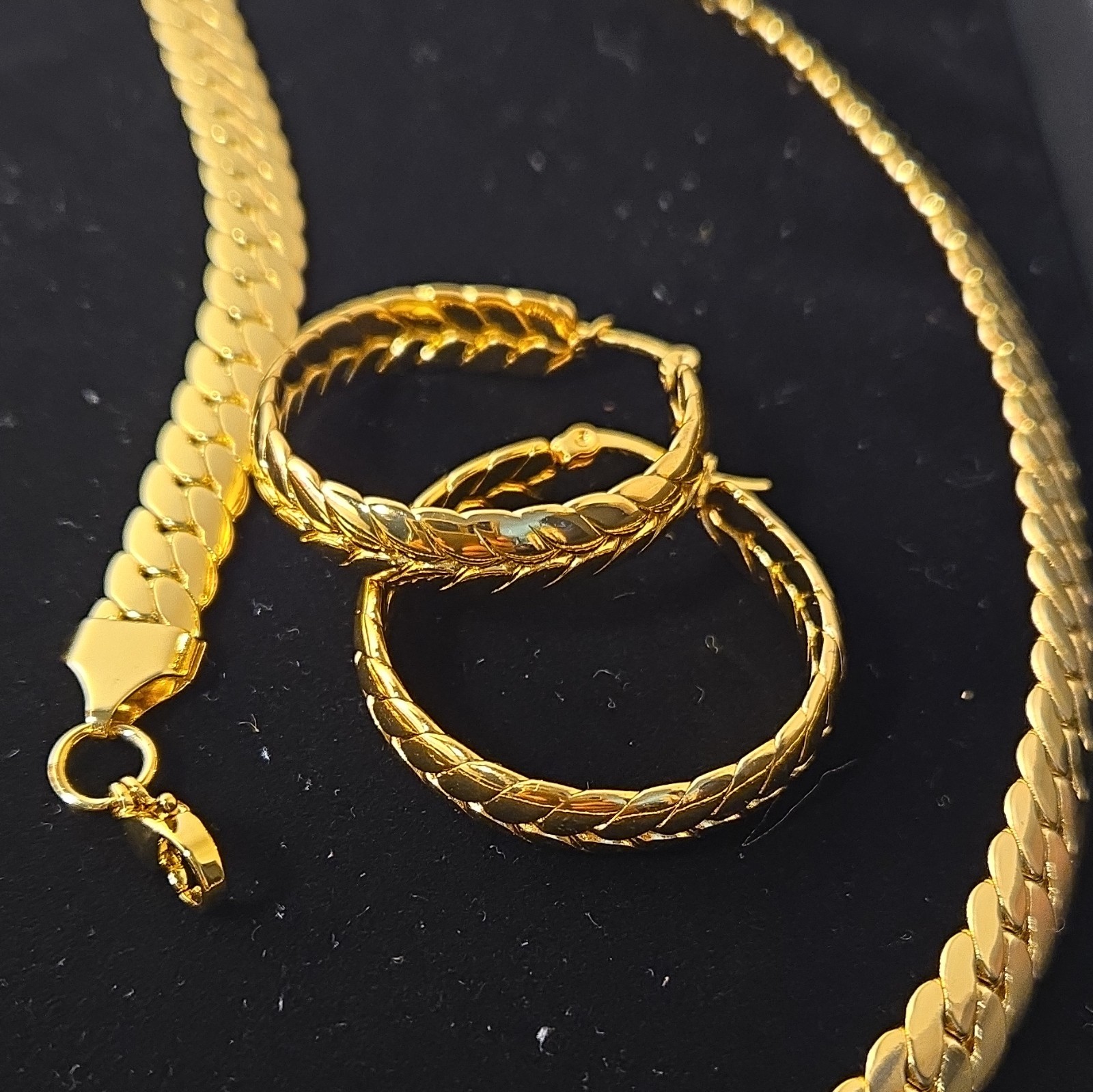 Gold Tone 3-Piece Jewelry Set Necklace Bracelet Hoop Earrings