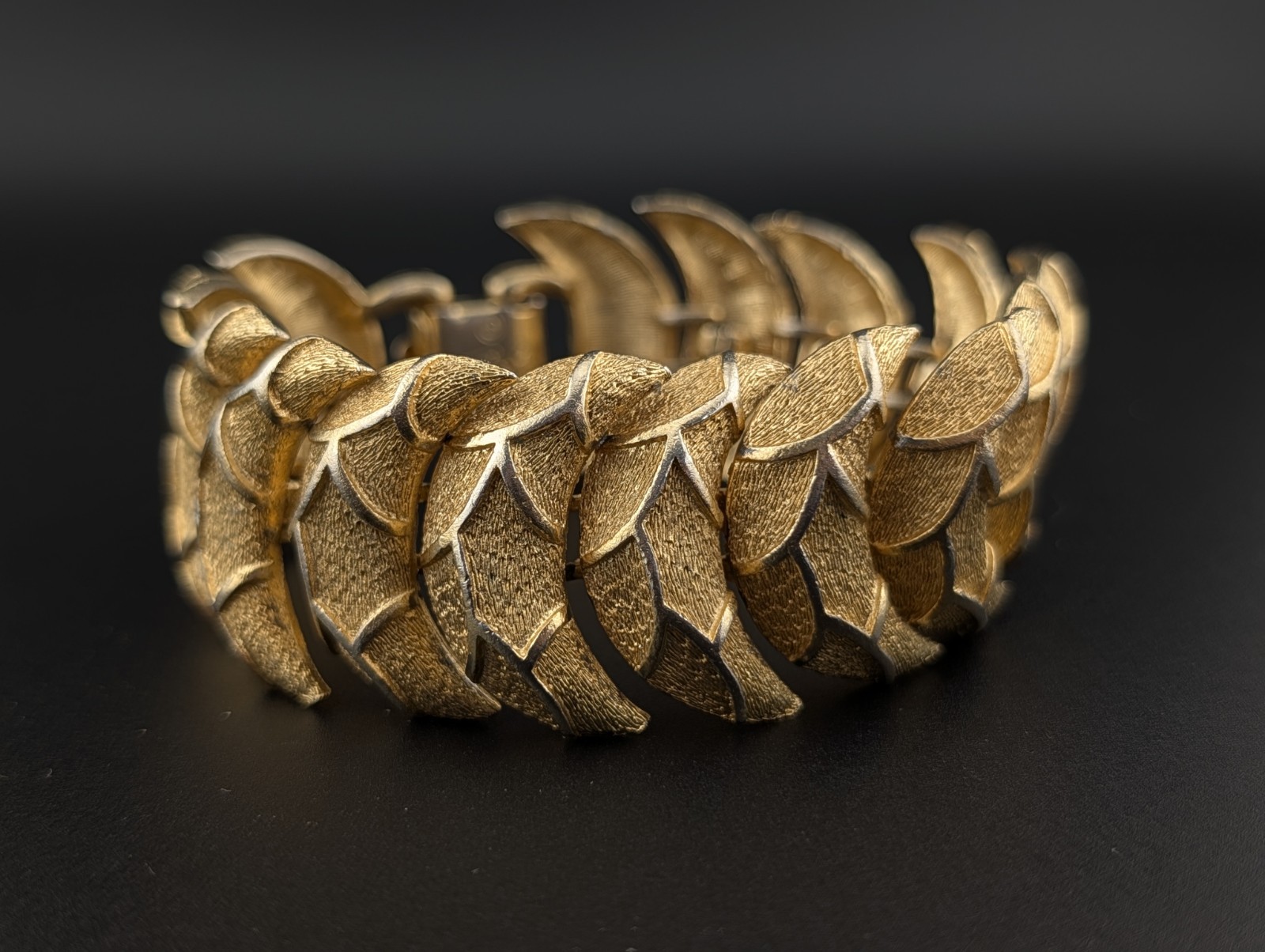 Vintage Coro Pegasus Gold Tone Fishtail Link Half Moon Scale Bracelet 1950s Sz 7