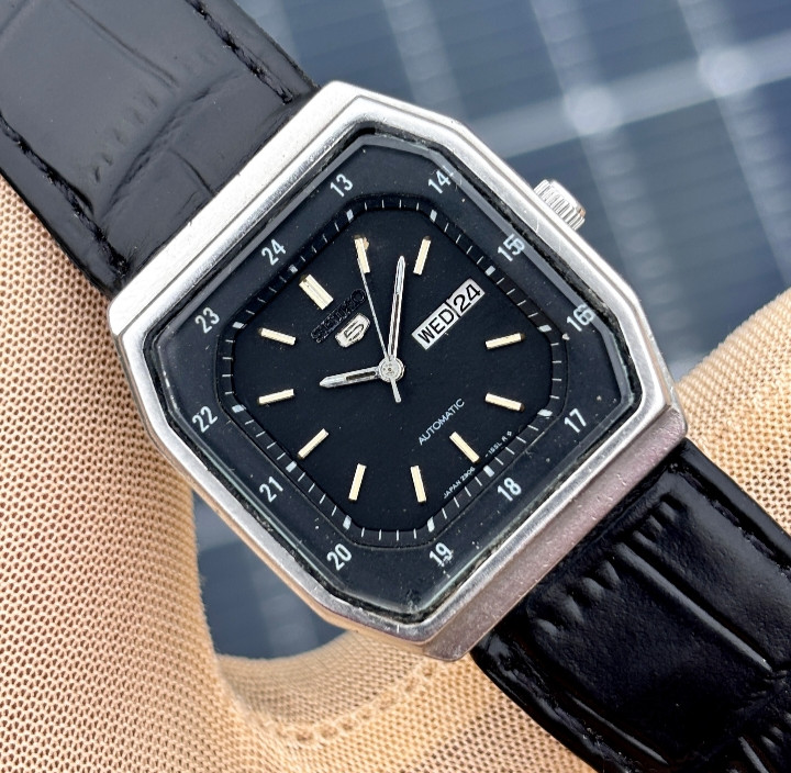 Vintage Seiko 5 Automatic Black Railway Dial Japan Made Unisex Watch 2906-5450.