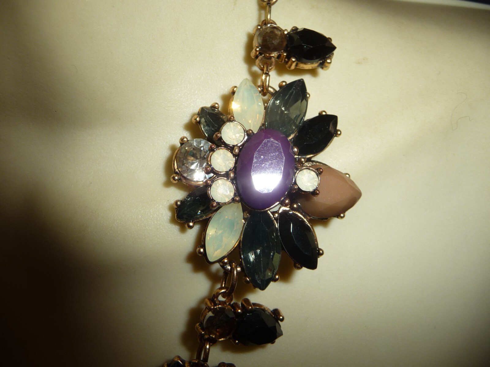 STATEMENT BLACK GRAY WHITE CLEAR STONES FLOWERS NECKLACE #204A