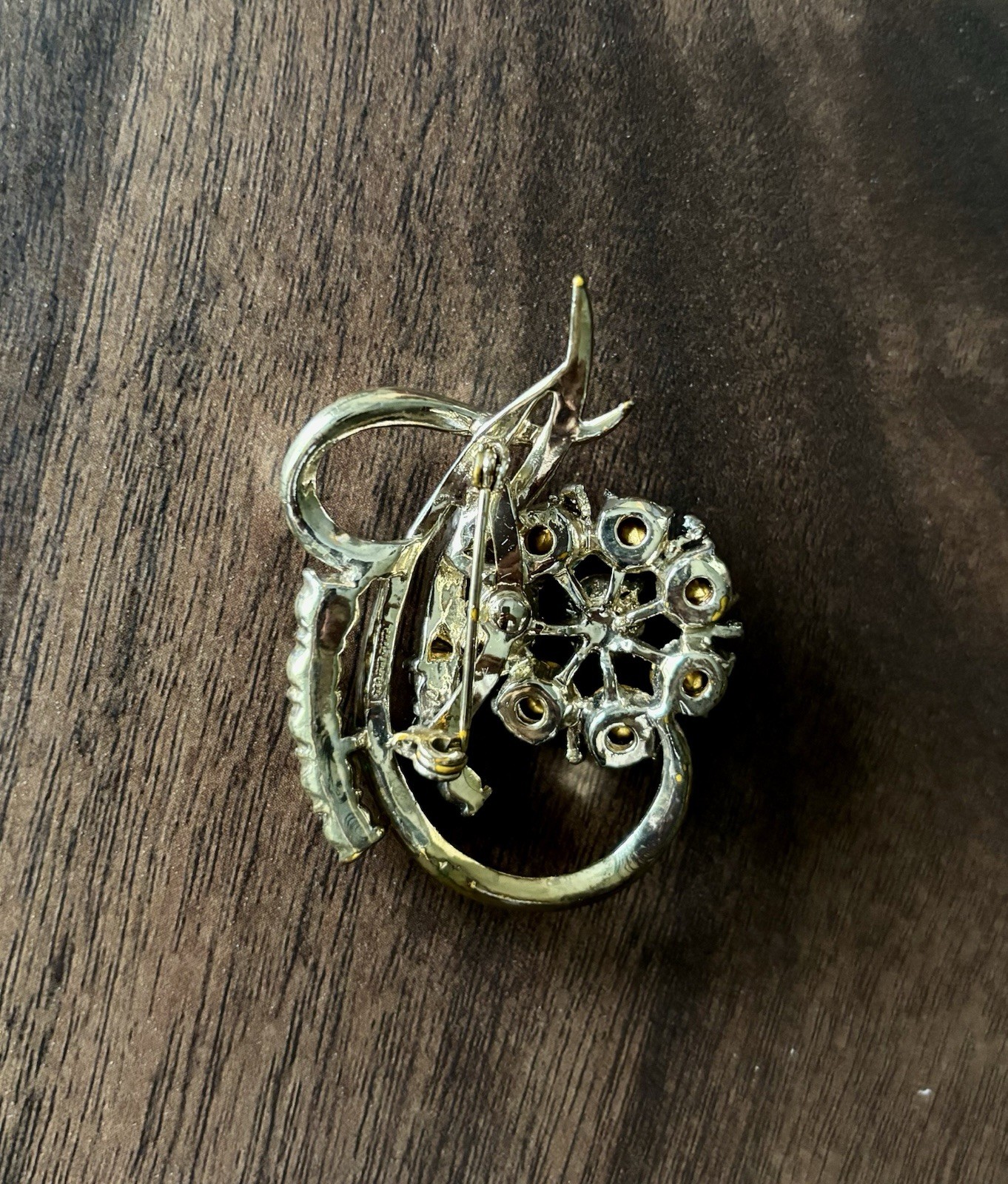 Gold Tone Green Rhinestone Flower Swirl Brooch Pin Prong Set 16 Stones