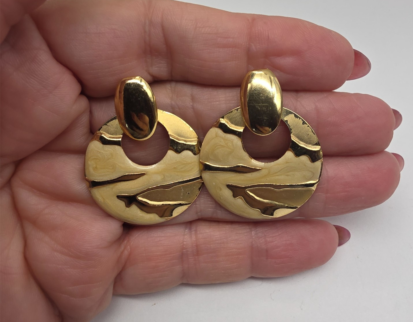 Cream Beige Swirled Enamel Gold Tone Knocker Pierced Earrings Vintage