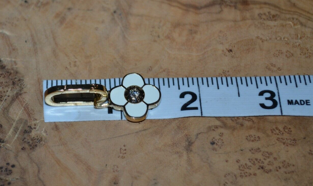 HENRI BENDEL INFLUENCER PETAL CHARM