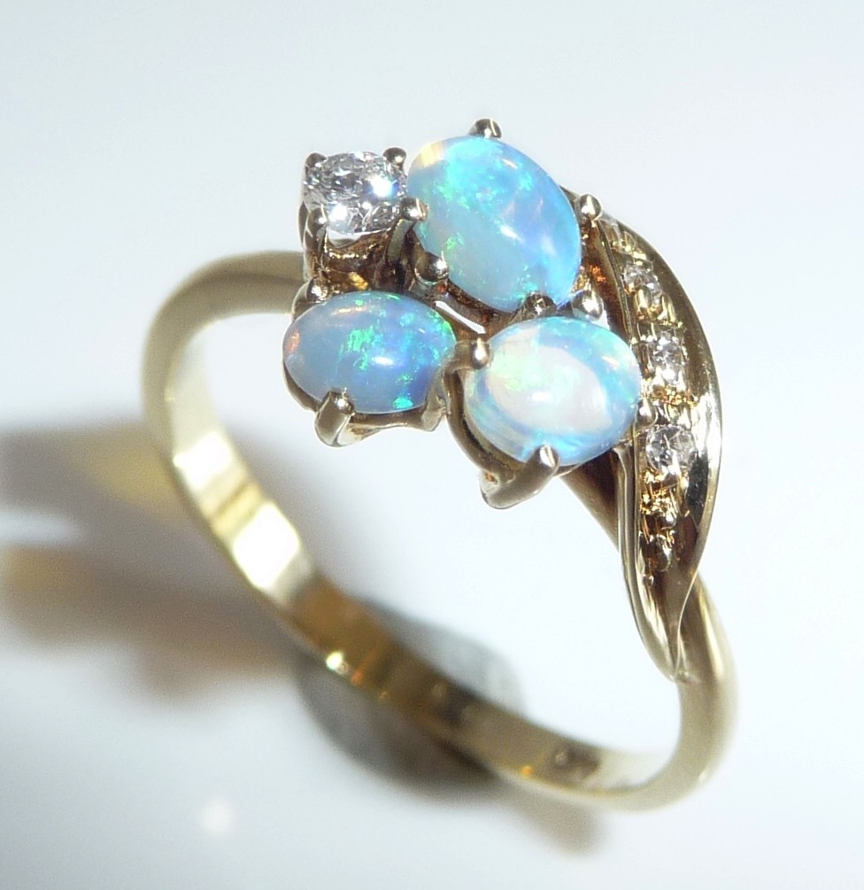Ring 585 Gold 0.09ct Diamonds 0.40ct Australian Opal Size 53.5 Intense Colour