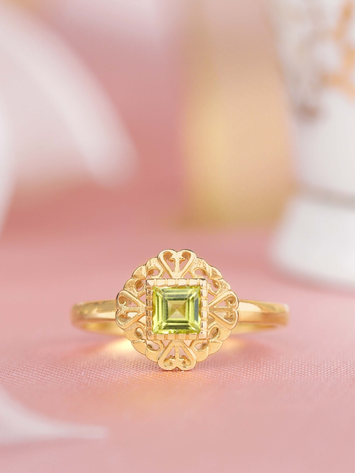 14K Yellow Gold Peridot Vintage Style Heart Filigree Ring