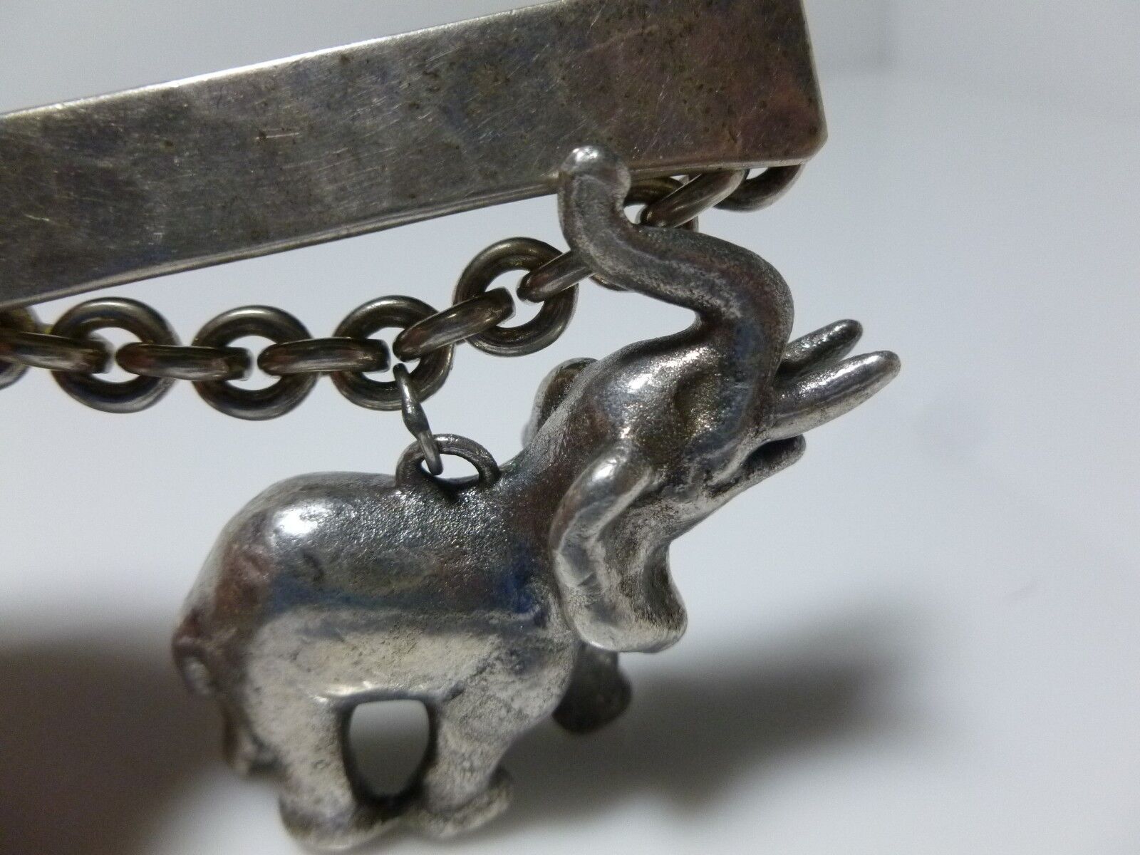 SUSAN CUMMINGS STERLING SILVER HAMMERED BAR ELEPHANT DANGLE BROOCH PIN
