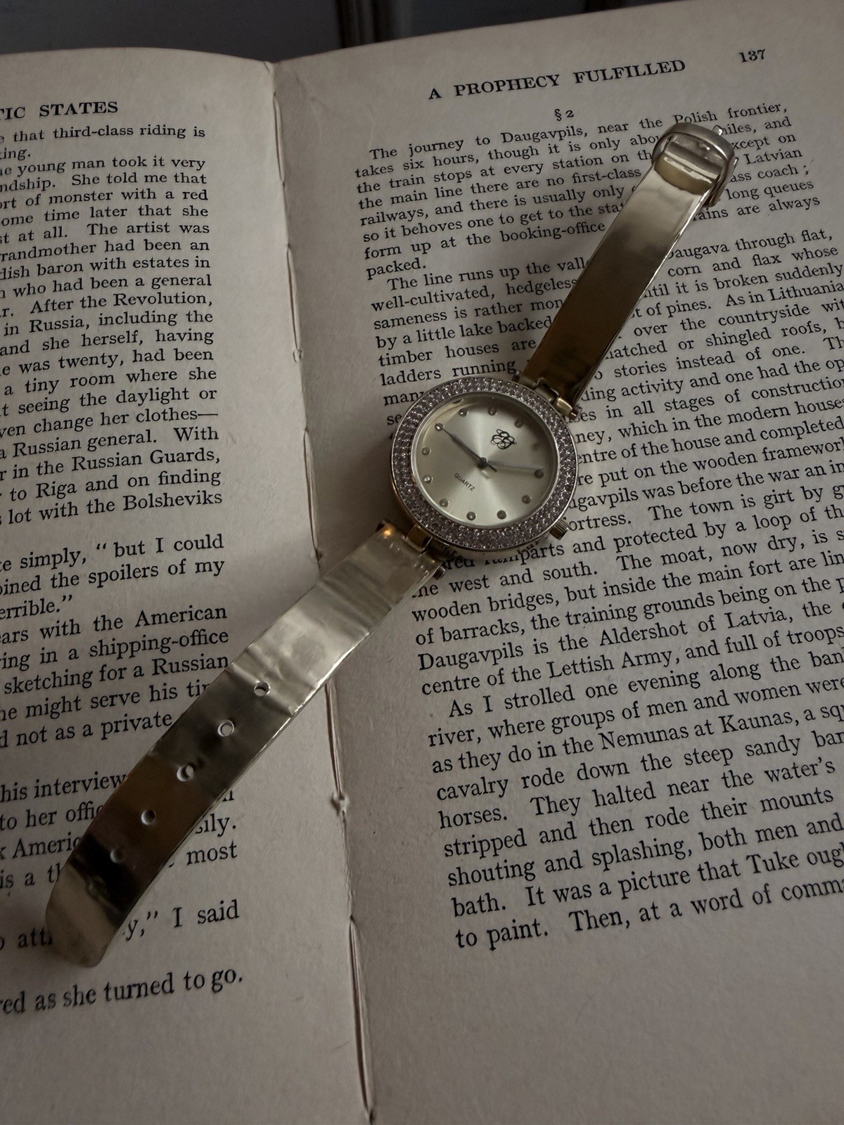 Women Quartz Analog Wristwatch Gold Tone Dot Indexes Crystal Bezel Dress