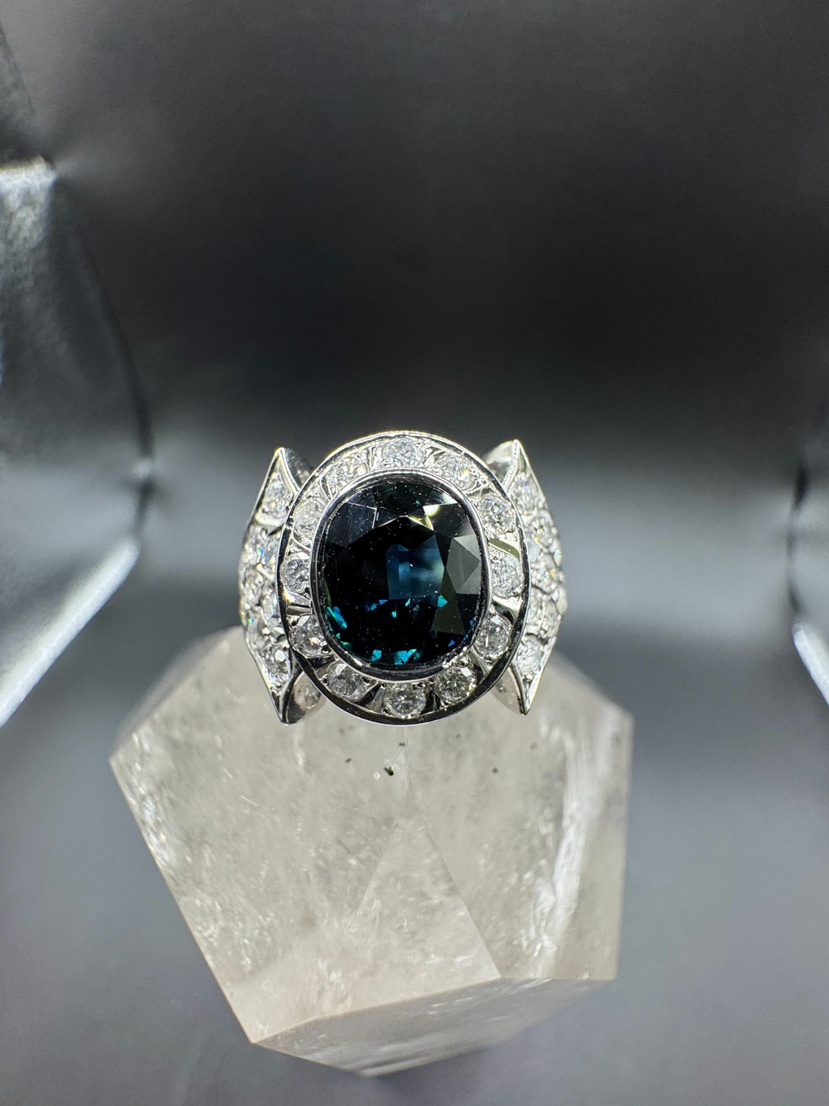 Ring 750 Gold Magnificent Vintage Ring 14K White Gold with Sapphire & Diamonds