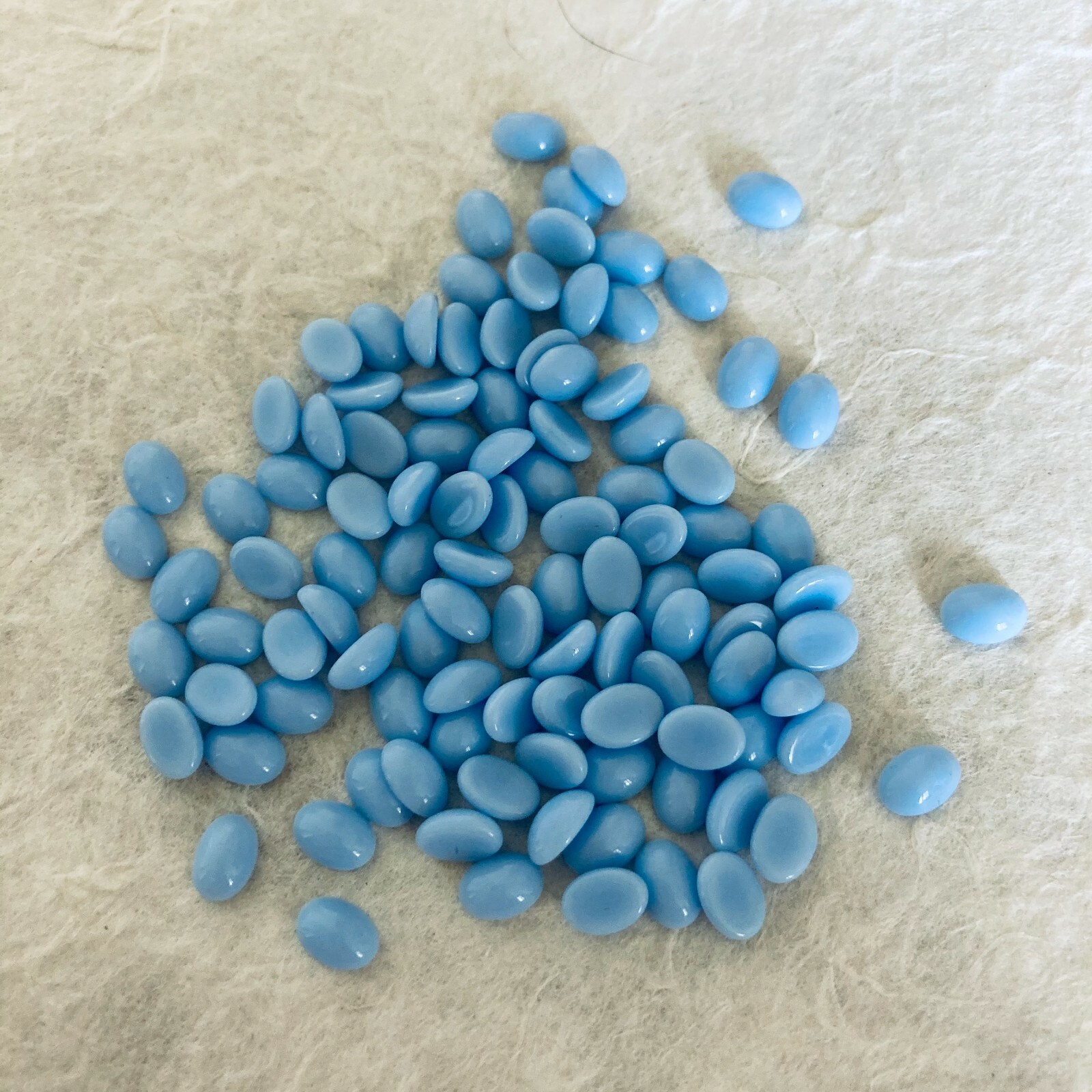 C379 Vintage 7x5mm opaque light blue oval glass cabochons unfoiled (100)