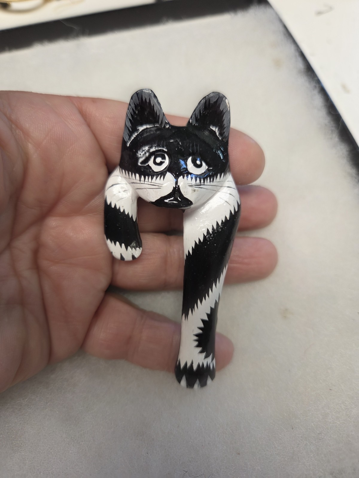 Vtg nos hand painted enamel wood Cat Scarf Clip