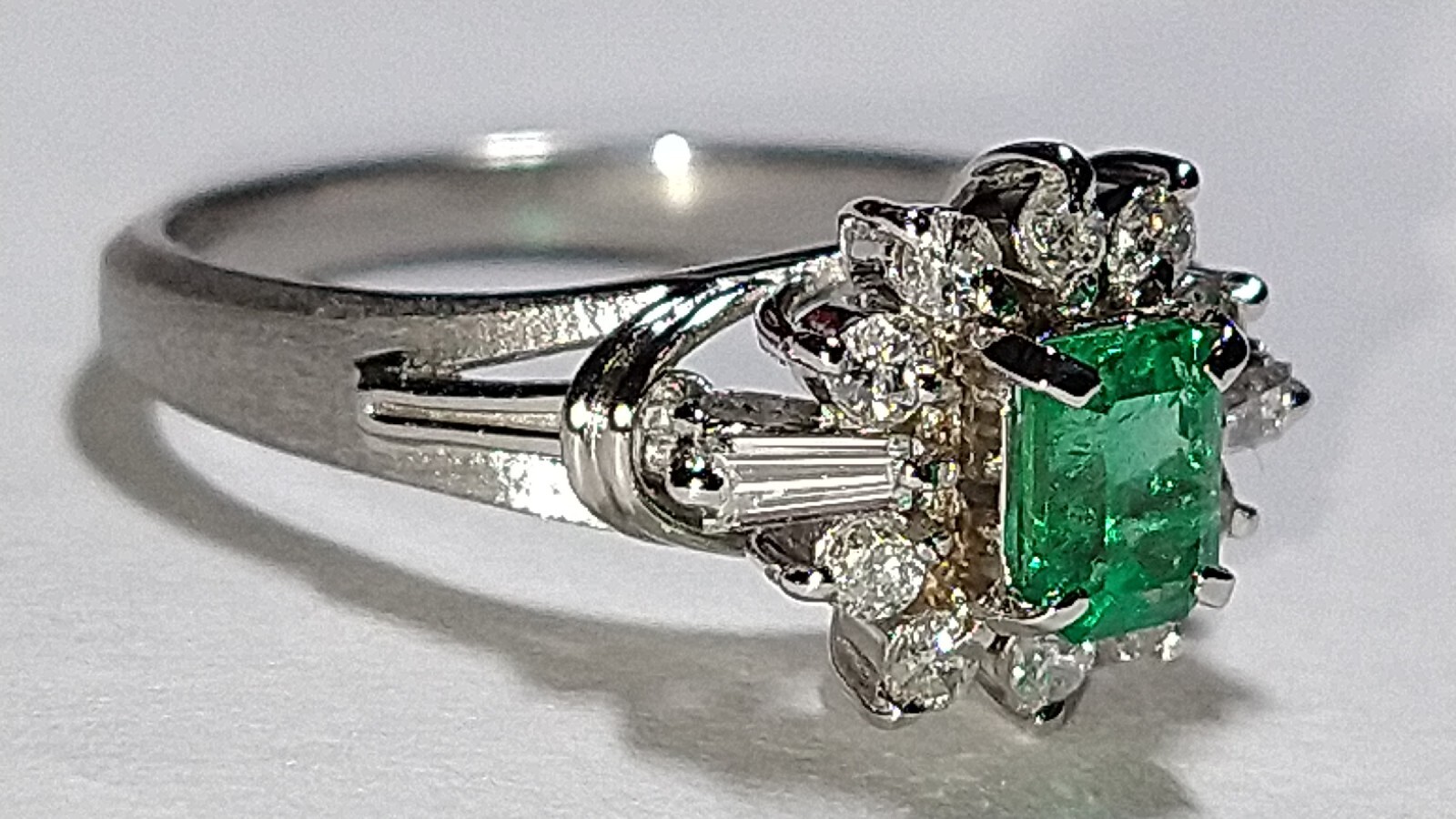 Solid platinum 0.57 carat natural emerald diamond ring 4.05 grams sz 4.75 pt900