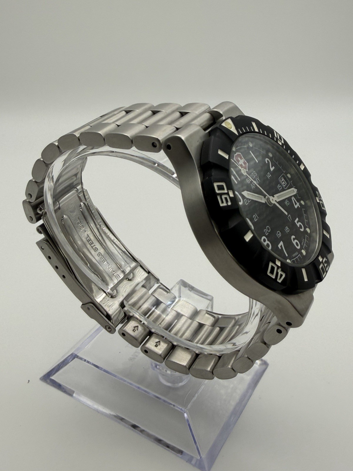 Victorinox Swiss Army Maverick 39mm Quartz Black Dial Watch Box Papers Links
