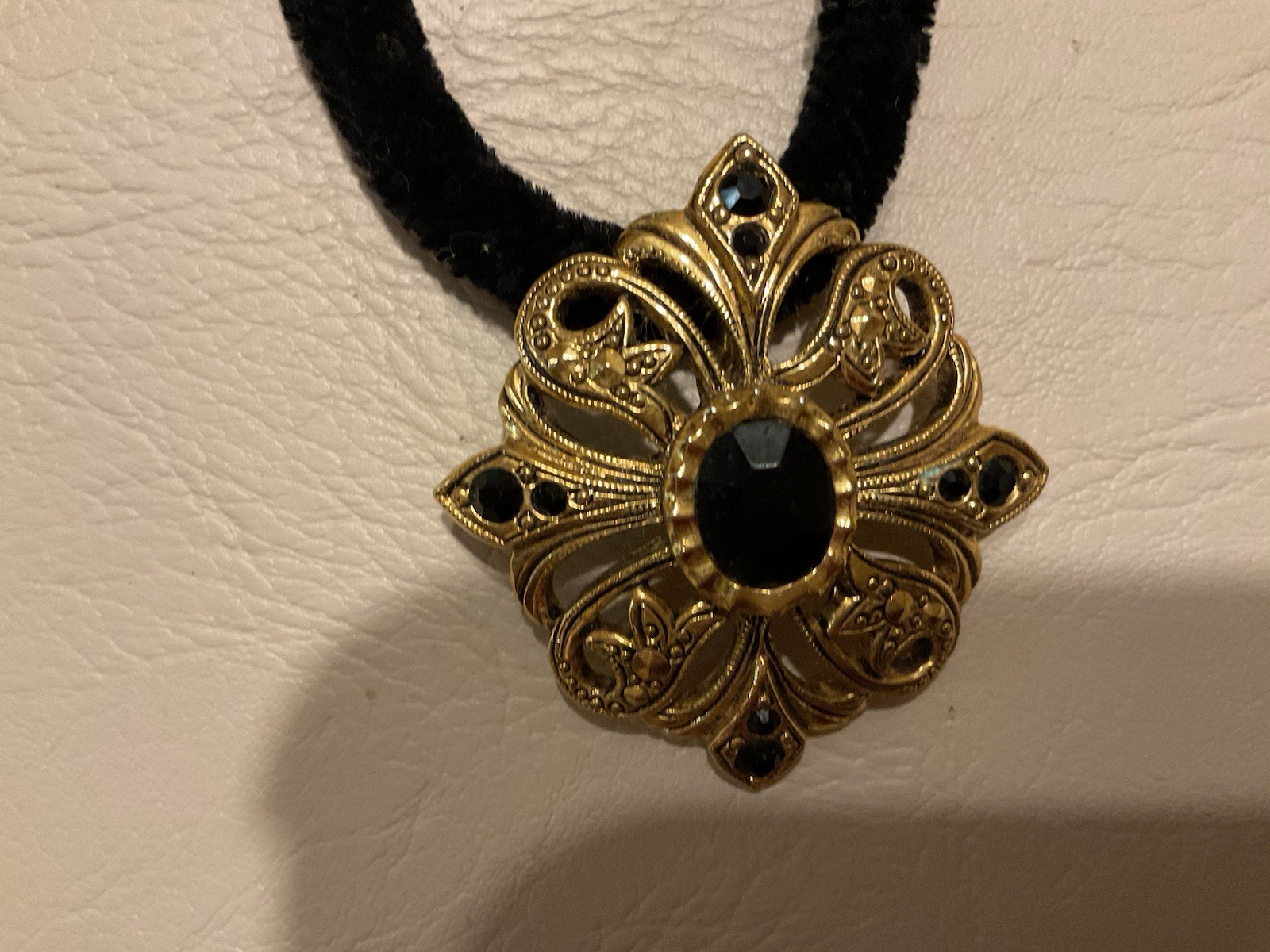 VIMTAGE AVON BLACK AND GOLD TONE NECKLACE CHOKER
