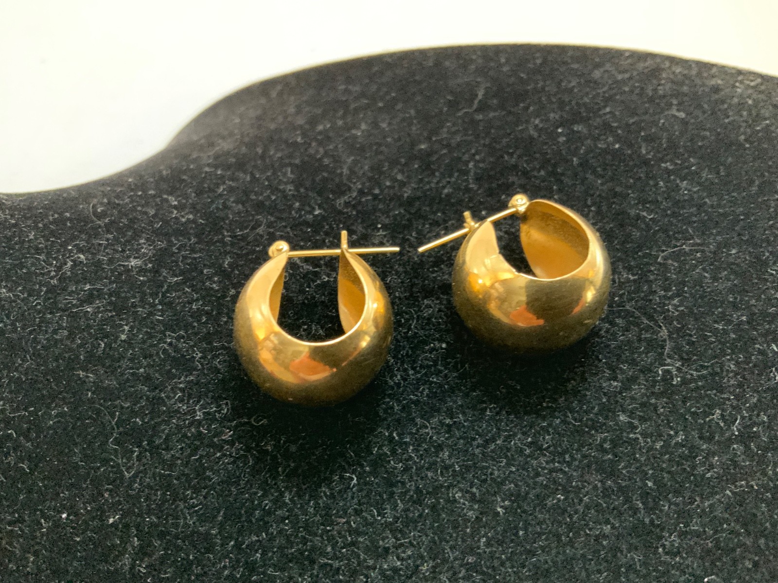 Vintage 14KT Yellow Gold 15.4MM Wide Round Huggie Hoop Earrings 4.96 grams
