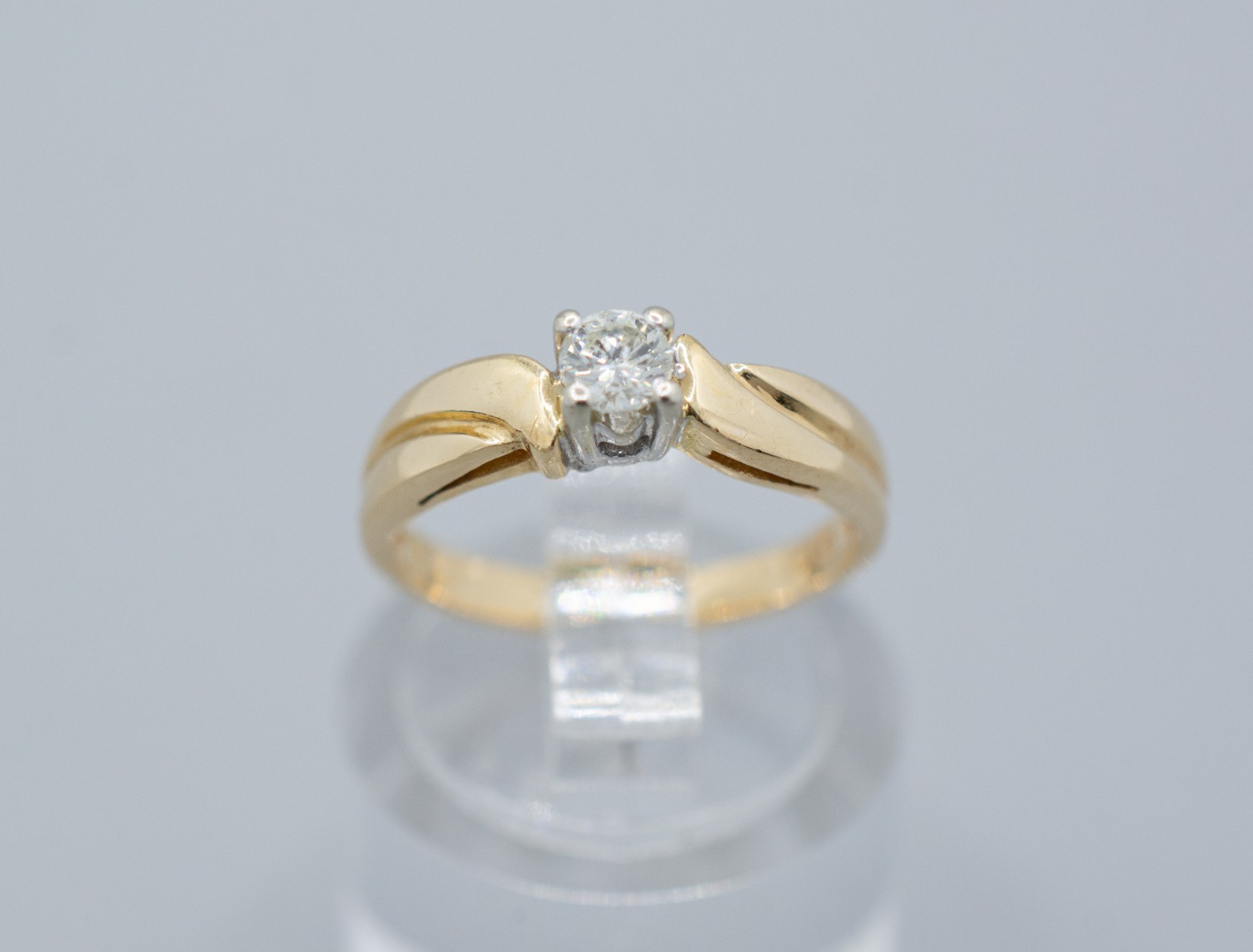 (MA5) 14K Yellow Gold Solitaire Diamond Ring .15 ctw 2.4 Grams Size 4