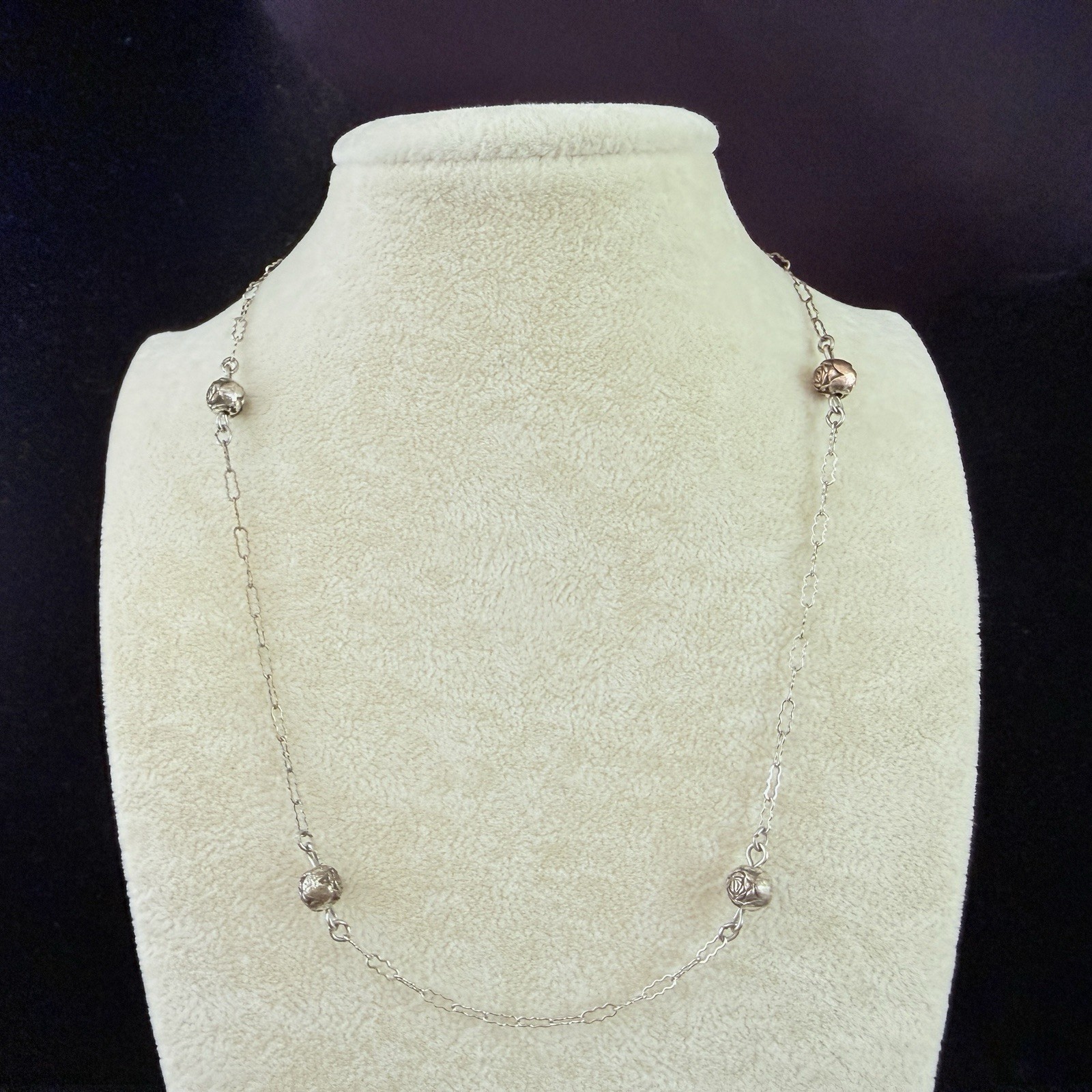 VTG. ESTATE 1928 COMPANY SILVER TONE ROSE FLOWERS STATION NECKLACE-16″ (BG177)