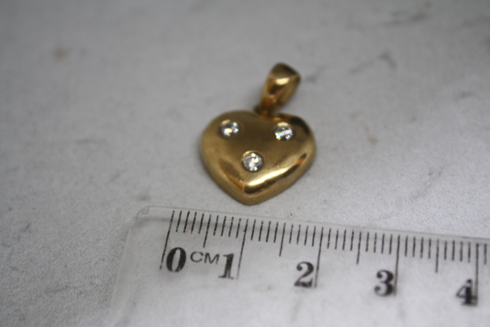 100% Genuine 9k Solid Yellow Gold 0.33CT Clear Quartz Stones Love Heart Pendant