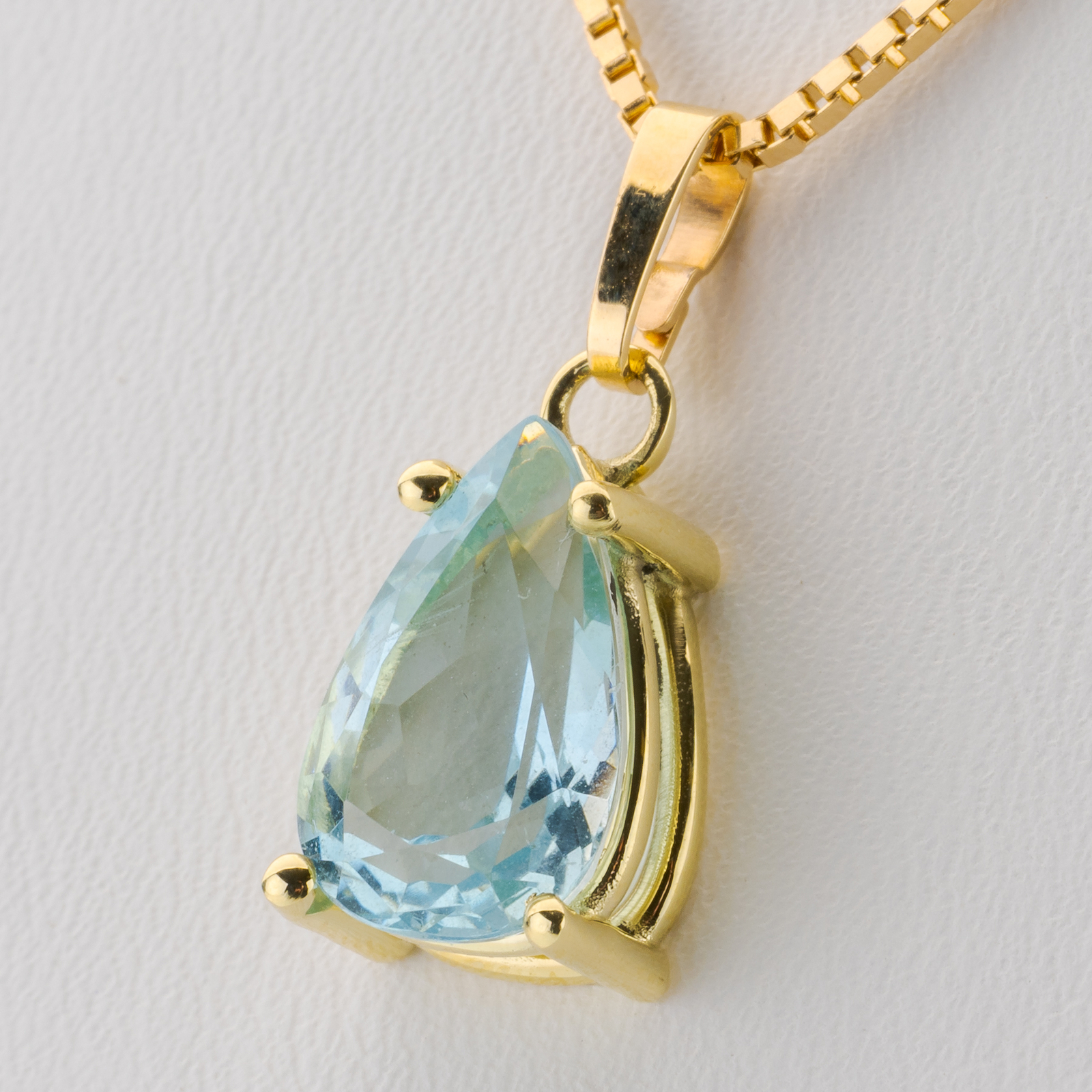 14k gold pendant with an aquamarine