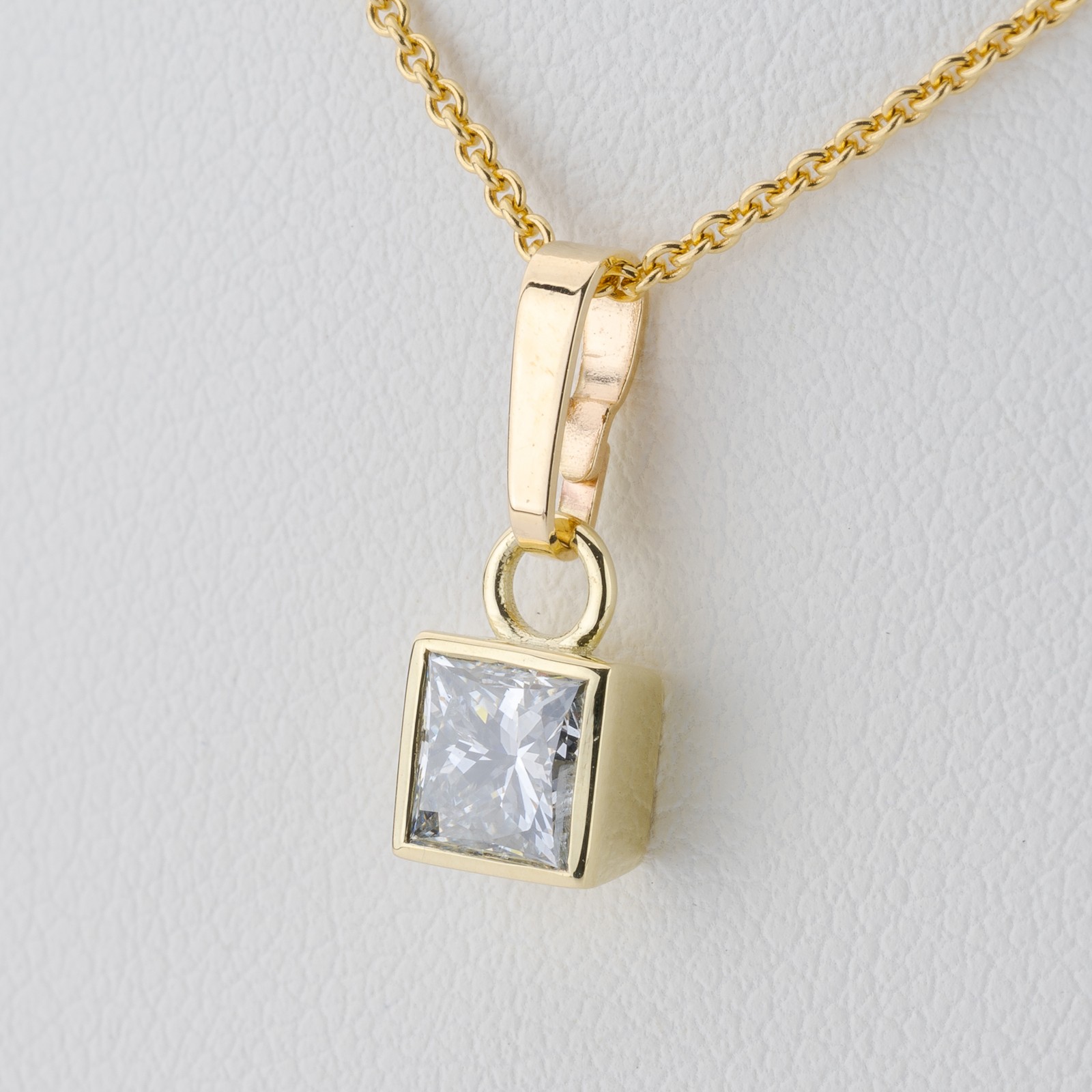 0.70 ct Diamond Pendant in 14K Yellow Gold