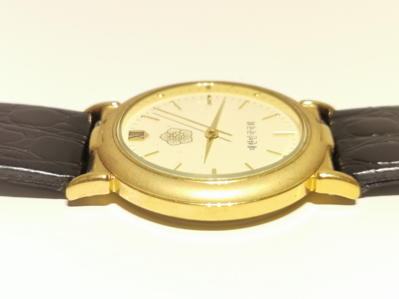 RETRO MEN’S WOMAN ADVERTISING NATIONAL ASSEMBLY REPUBLIC OF KOREA QUARTZ WATCH