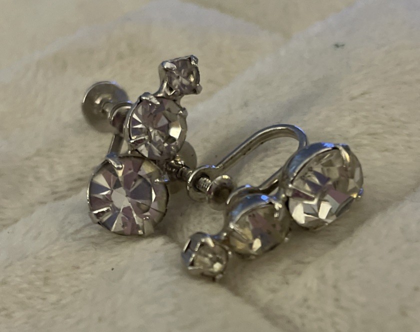 vintage pair With 3 graduating Rhinestones in silver-tone earrings 1950s LP