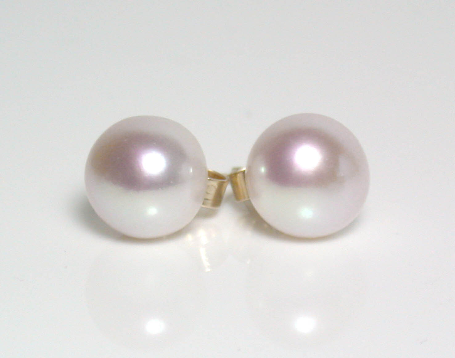7.5mm AAA quality white freshwater pearl & 9 carat yellow gold earrings