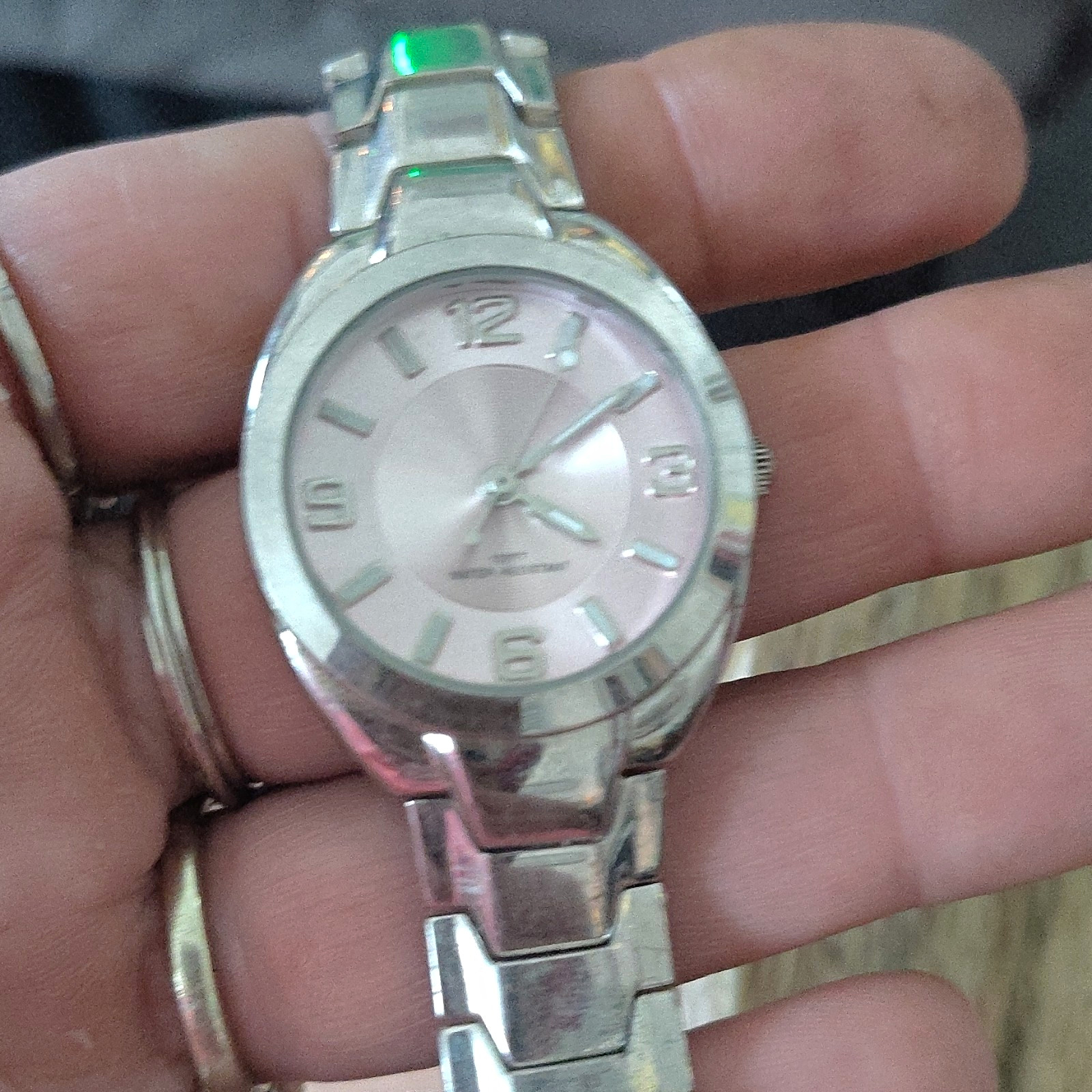 Women’s Silver Analog Wristwatch Metal Bracelet Round Dial Seconds Hand 12-Hour