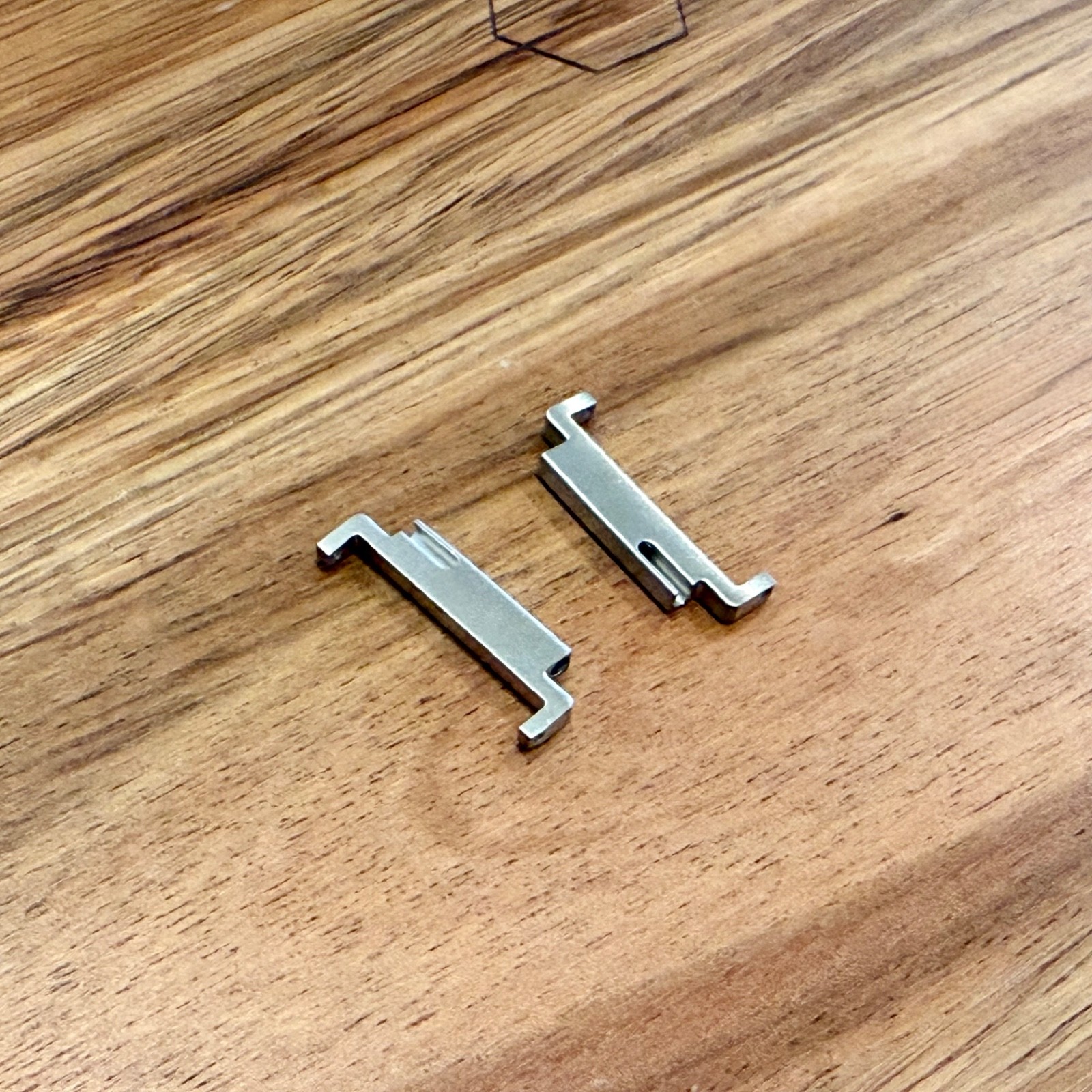 18mm to 22mm Watch Strap Connector Adapter – Stainless Steel, Brushed Silver