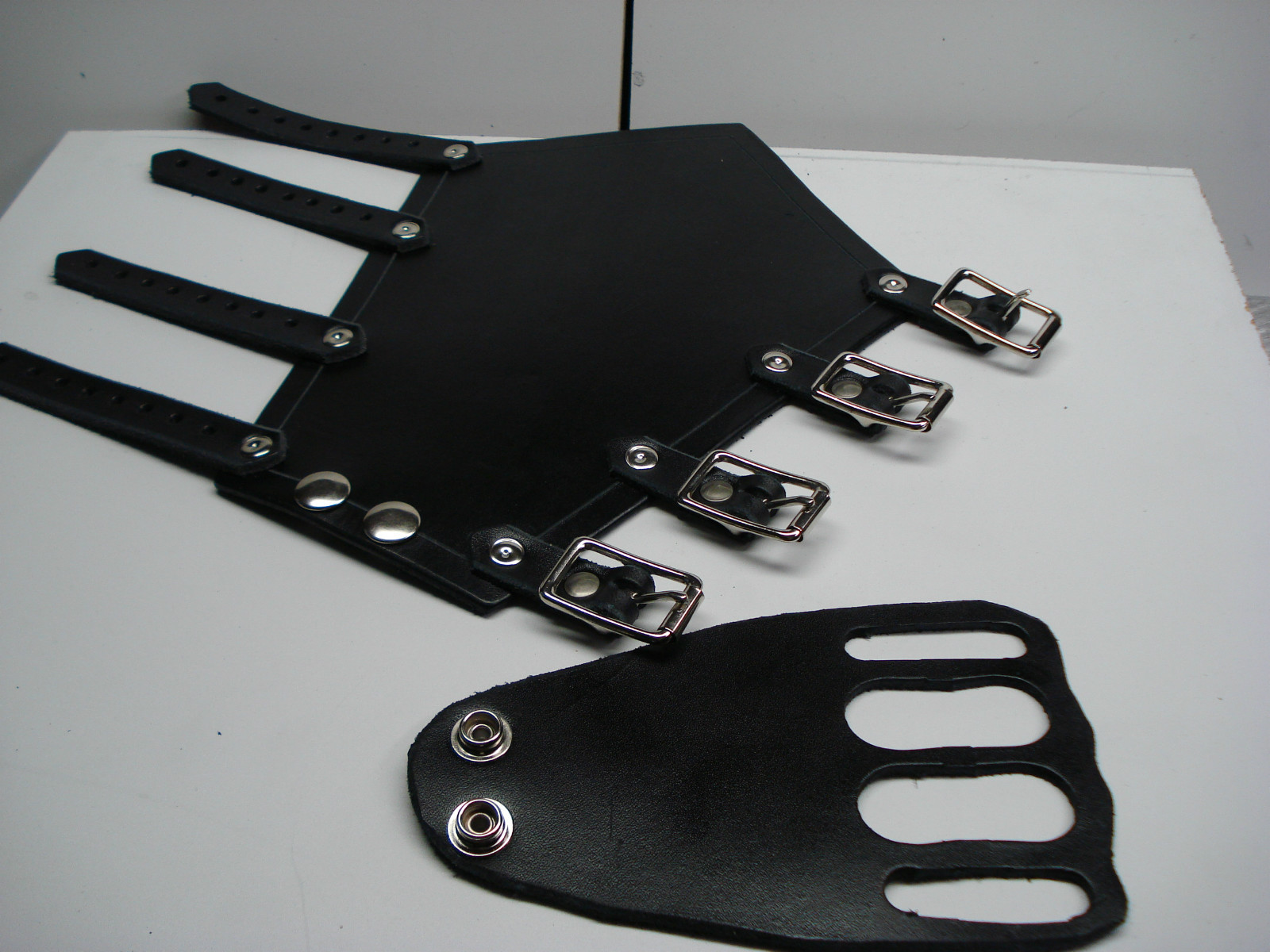 UNISEX PAIN LEATHER GAUNTLETS AND FIST. THRASH METAL…(MDLUG0272)….OVERDOSE’S