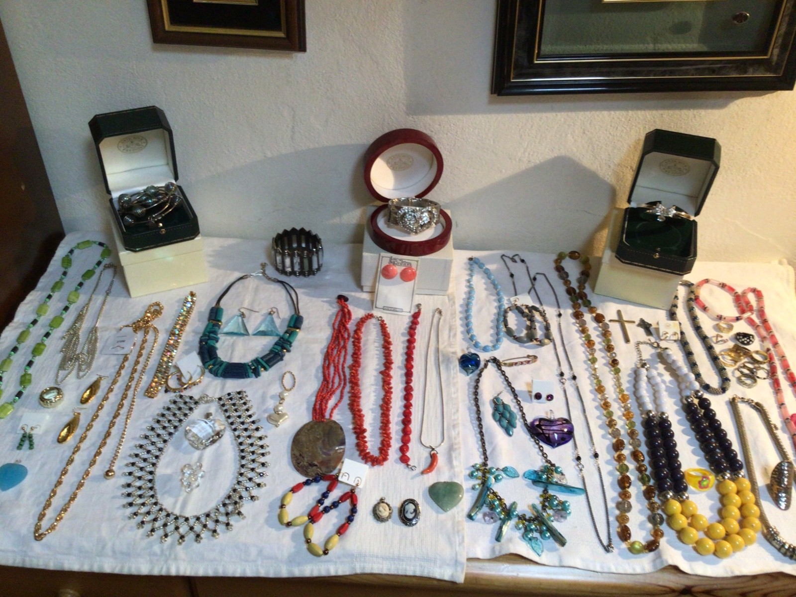 MAX LOT WITH NATURAL RED CORAL BRACELETS NECKLACES EARRINGS WITH BOXES