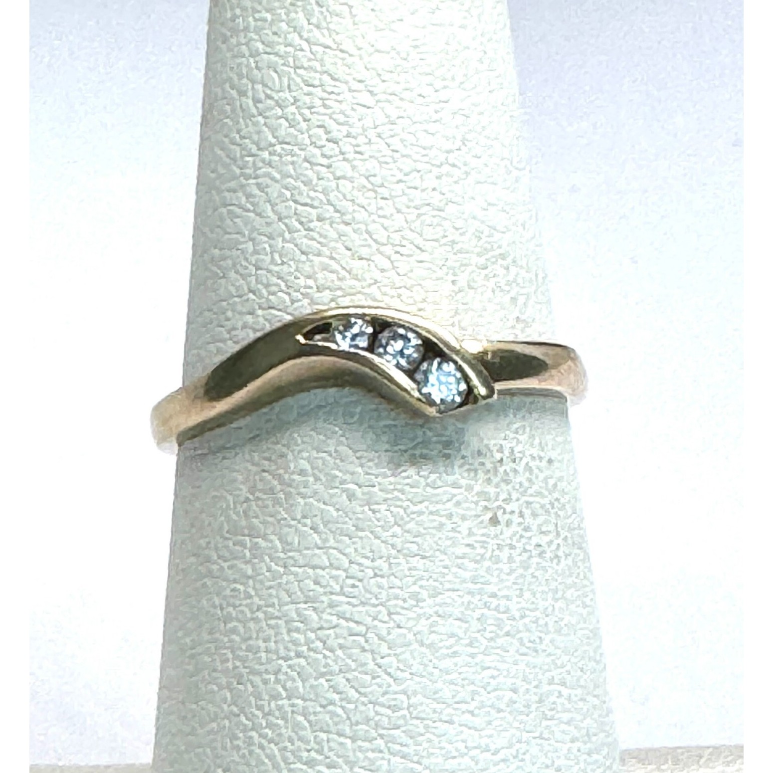 1OK YELLOW GOLD AND COLORLESS GEMS RING SIZE 7 SKY