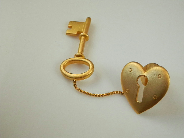 Super Cute More Modern Gold Tone Key To My Heart Push Pin 213C