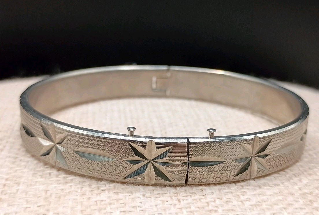 Vintage Silver Tone Hinged Bangle Bracelet 7″ Etched Stars Celestial Push Lock