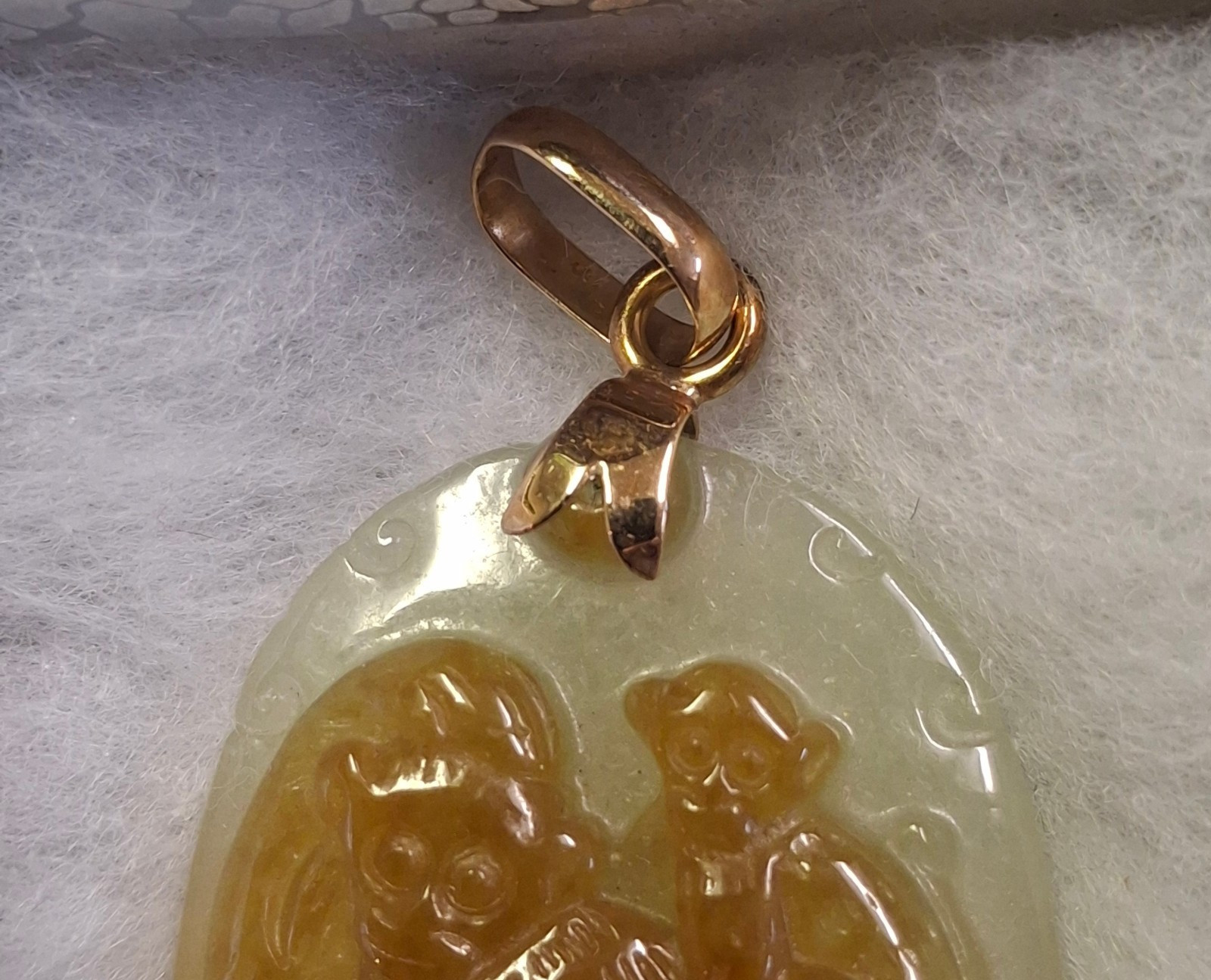 VTG carved Chinese Yellow Jadeite pendent monkeys mother and baby w/ peaches 2″