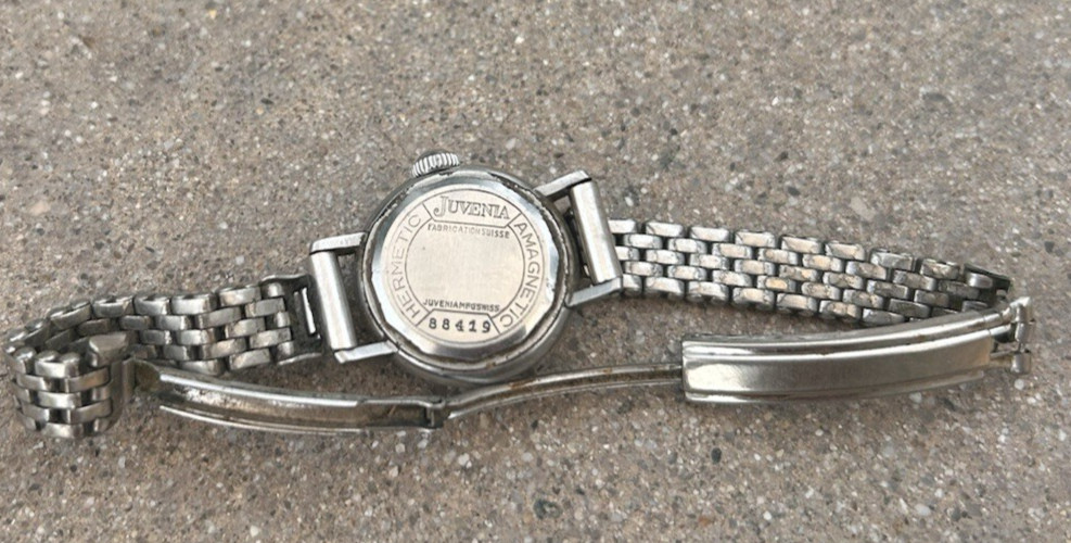 Vintage JUVENIA Ladies’ Hand-Wound Watch Working Condition Engraved By Kreisler