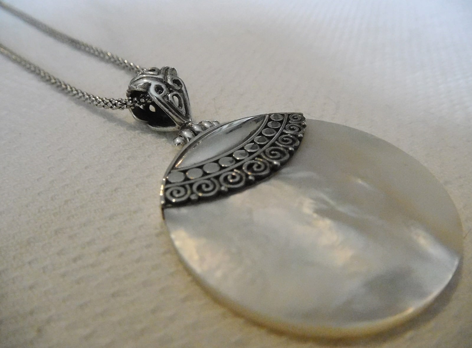Sterling silver MOP round Pendant w/chain 2″- 18.5″ I-6693