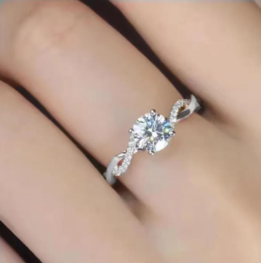 1 carat Mosan diamond ring in gold as a gift for fiancee
