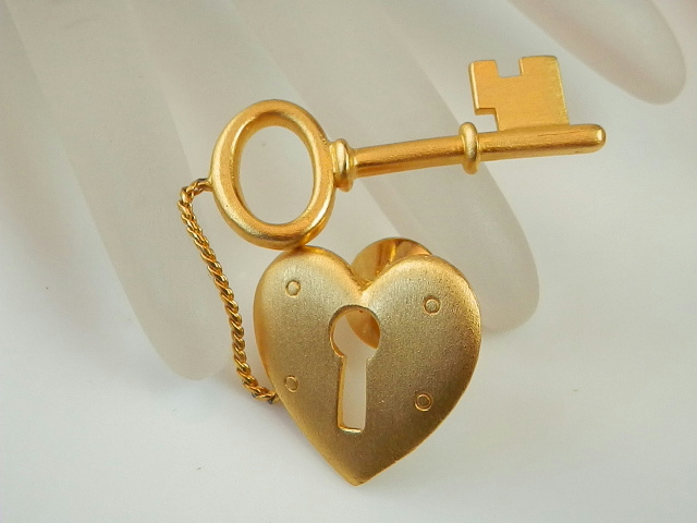 Super Cute More Modern Gold Tone Key To My Heart Push Pin 213C