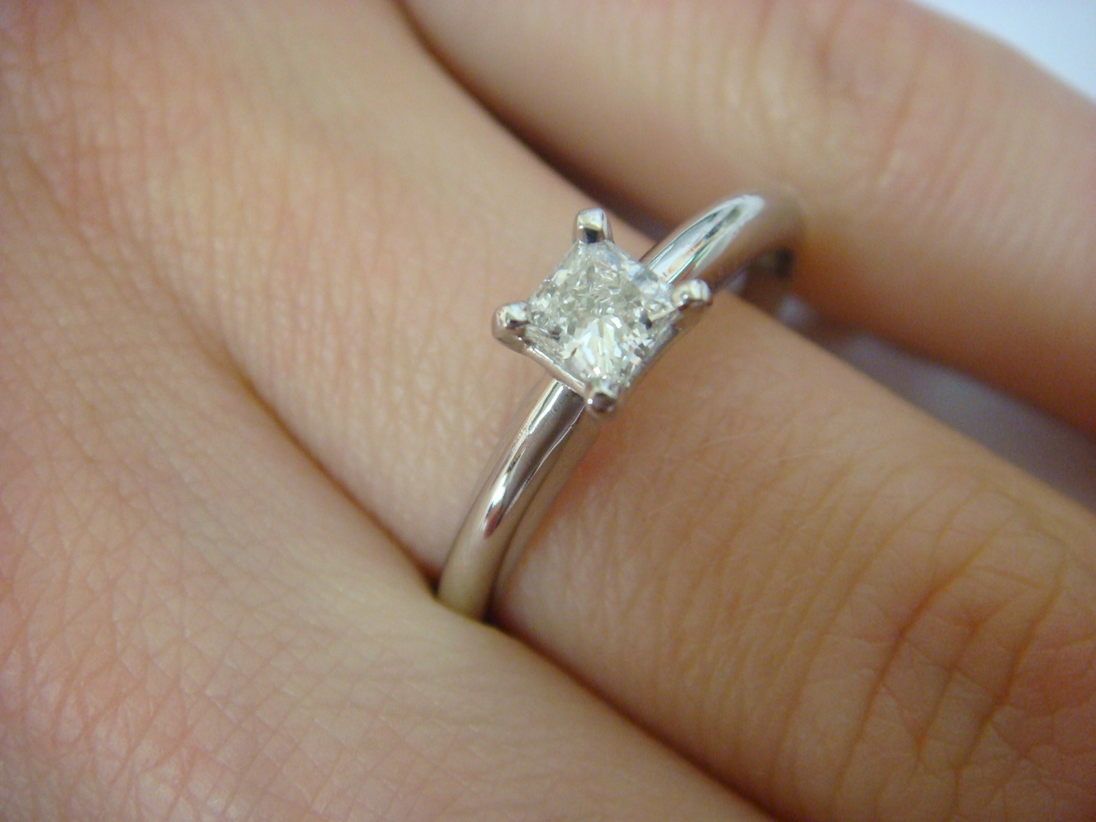 GIA VVS2 E-COLOR 0.27CT PRINCESS CUT CLASSIC ENGAGEMENT RING IN PLATINUM SETTING