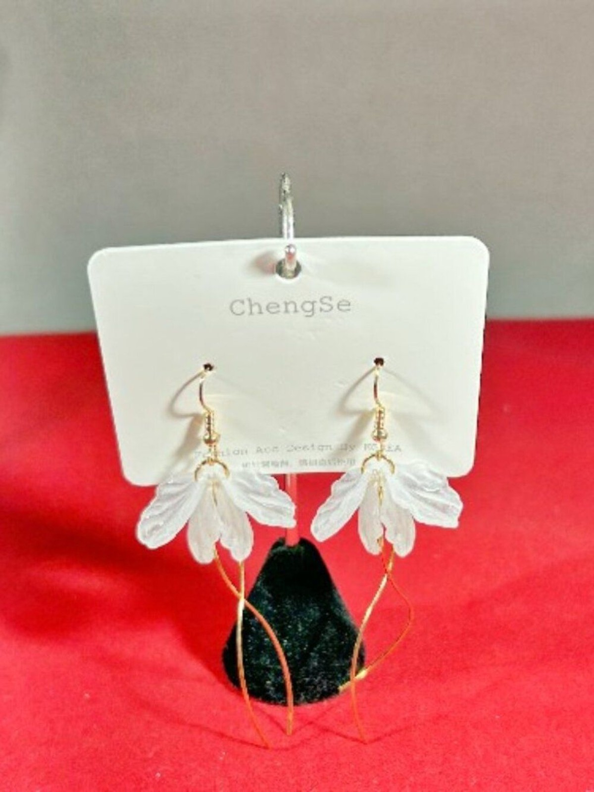 Beautiful ChengSe White Flower Dangle Earrings – Boho Chic & Elegant!