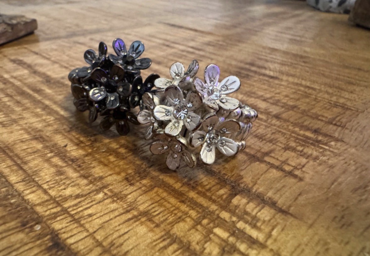 Lot of 2 Stretch Beaded Flower rings, Silver & graphite grey one size vintage